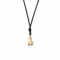 Ciondolo Mini Bimbo in Oro Giallo corredato di cordino. Collezione Le Bebè I ClassiciAltezza 1 cmLarghezza 0,9 cm
